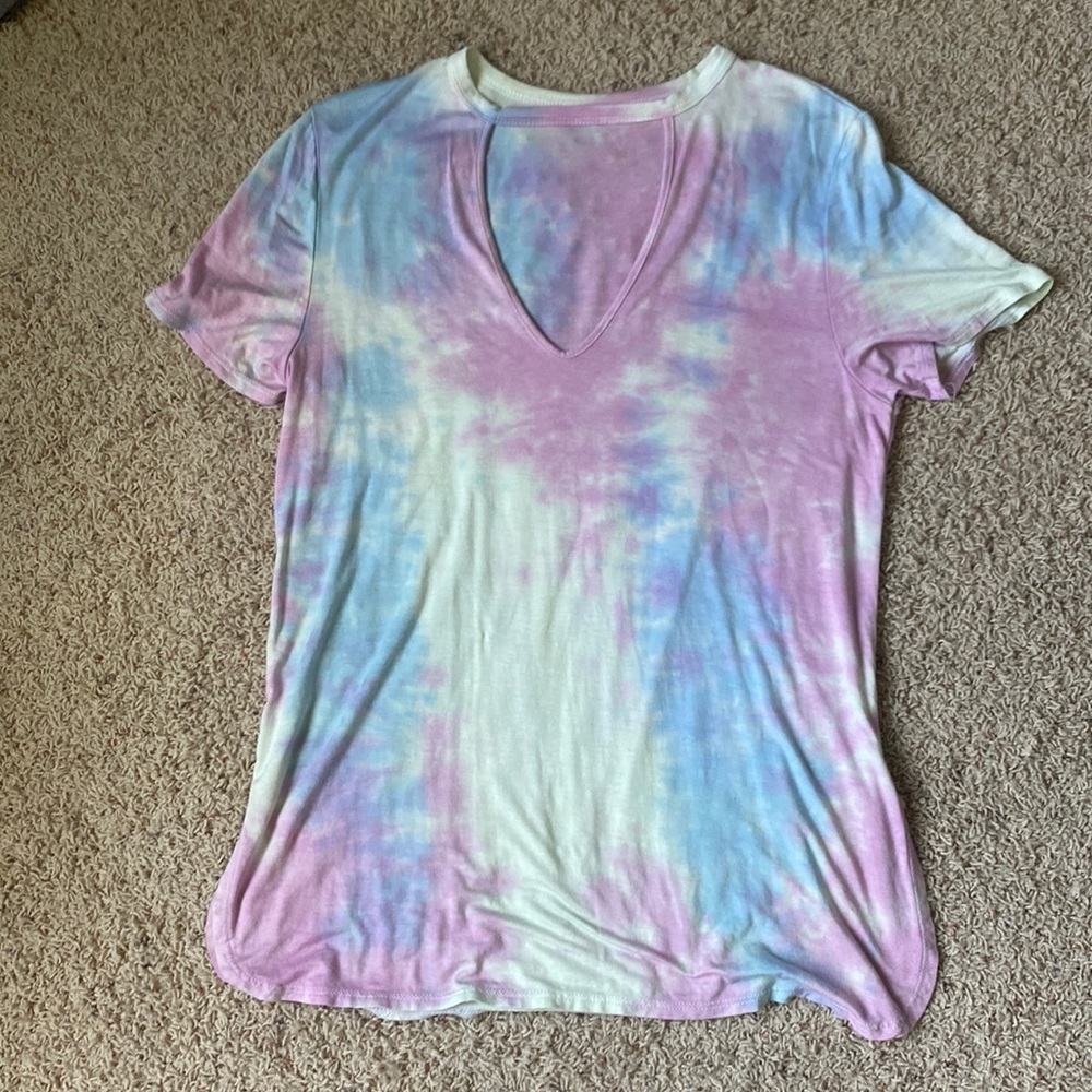 L/XL v-neck tie-dye t-shirt